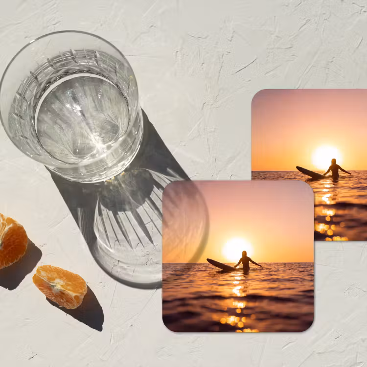 Persoon - Surfen - Zonsondergang - Zee - Oranje onderzetter kurk middel -sfeer4