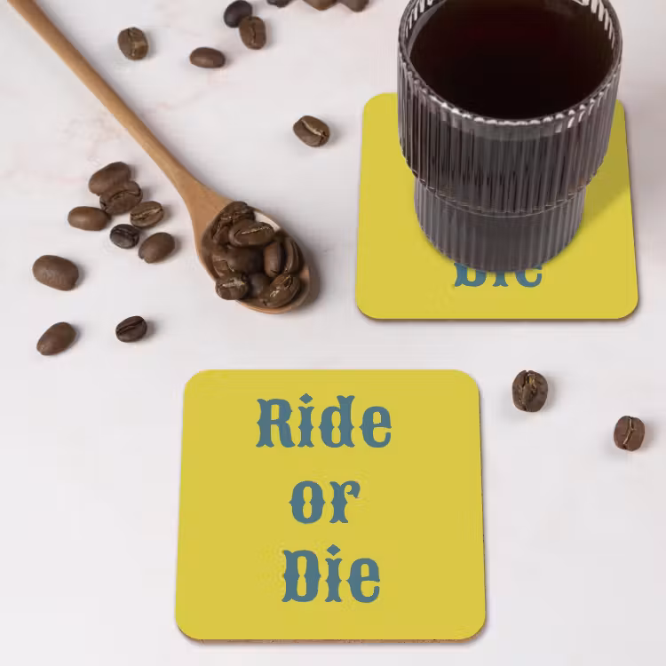 Ride or die - Geel - Blauw onderzetter kurk middel -sfeer2