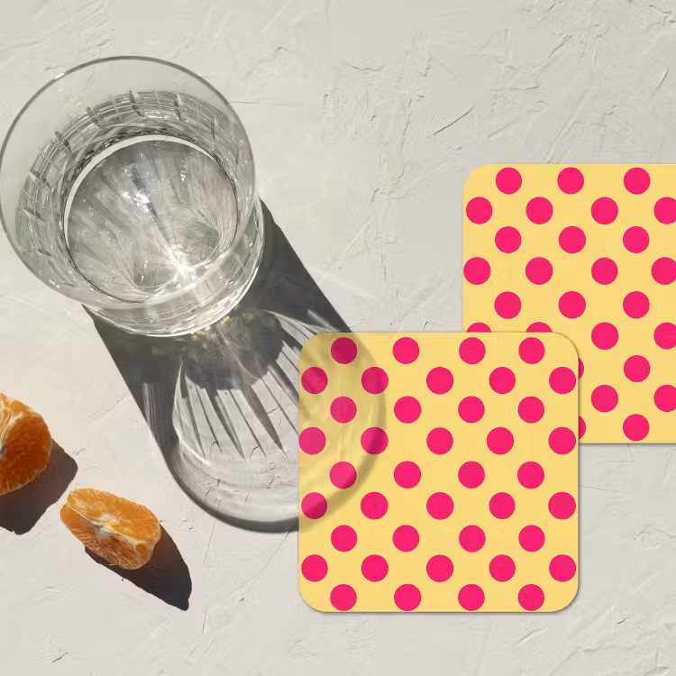 Roze - Stippen - Geel onderzetter kurk middel 366 -sfeer4