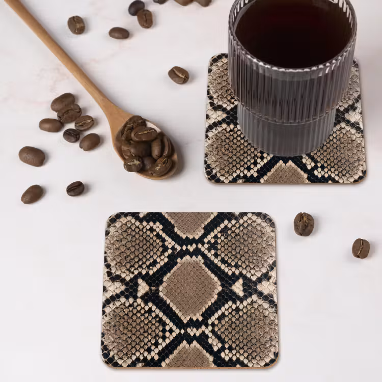 Slangenprint - Python - Bruin onderzetter kurk middel -sfeer2
