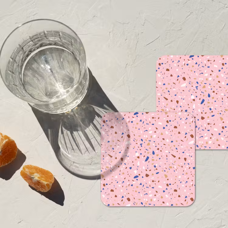 Terrazzo - Patroon - Kleurrijk - Roze onderzetter kurk middel 366 -sfeer4