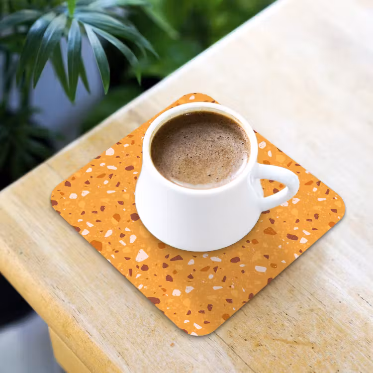 Terrazzo - Patroon - Okergeel onderzetter kurk middel 366 -sfeer5