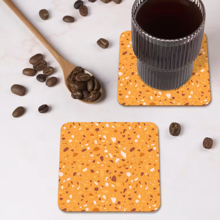 Terrazzo - Patroon - Okergeel onderzetter kurk middel 366 -sfeer2