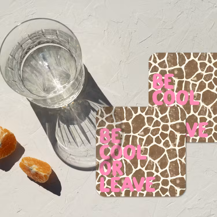 Tekst - Be cool or leave - Roze - Giraffenprint onderzetter kurk middel -sfeer4