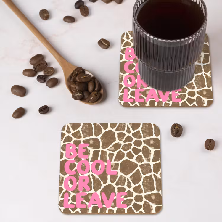 Tekst - Be cool or leave - Roze - Giraffenprint onderzetter kurk middel -sfeer2