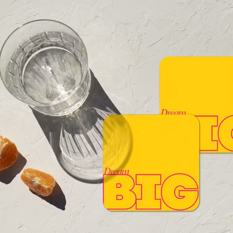 Dream big - Geel - Grafisch onderzetter kurk middel -sfeer4