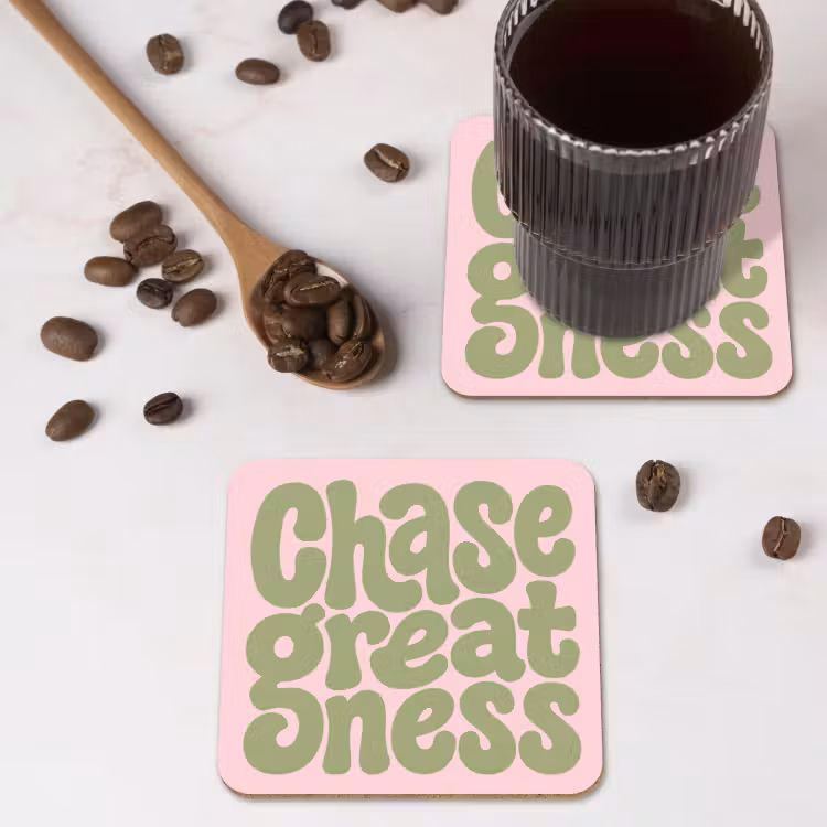Chase greatness - Groen - Roze - Retro onderzetter kurk middel -sfeer2