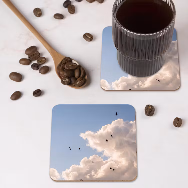 Vogel - Vlucht - Wolken - Natuur - Blauw onderzetter kurk middel -sfeer2