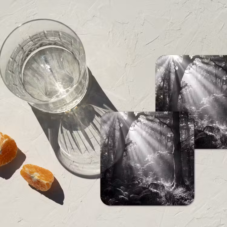 Bos - Lichtstralen - Natuur - Zwart-wit onderzetter kurk middel -sfeer4