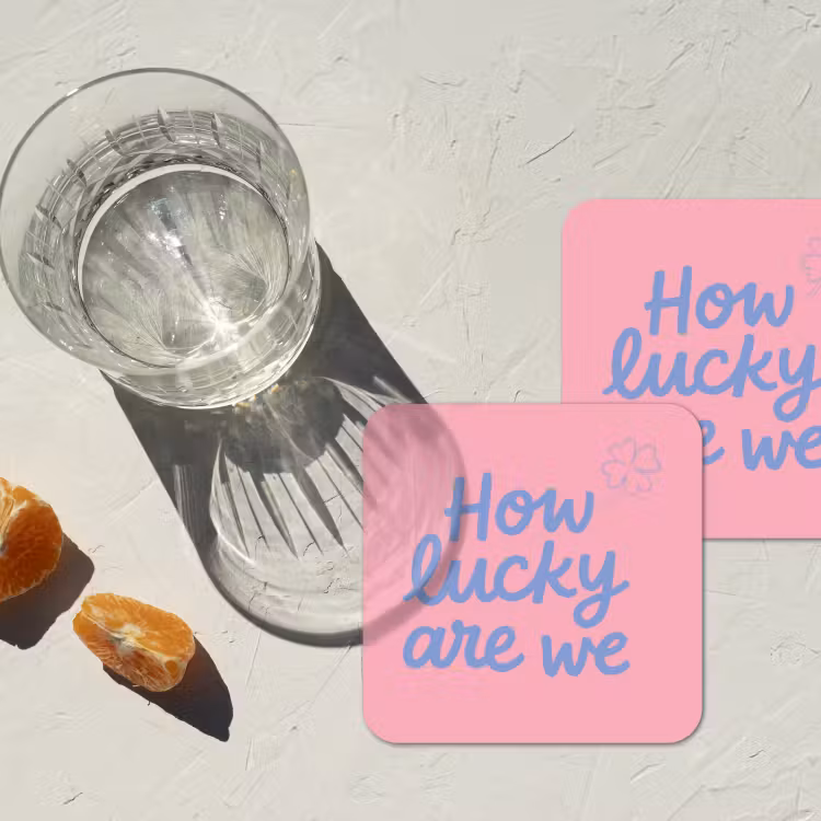 How lucky are we - Klavervier - Roze - Blauw onderzetter kurk middel -sfeer4