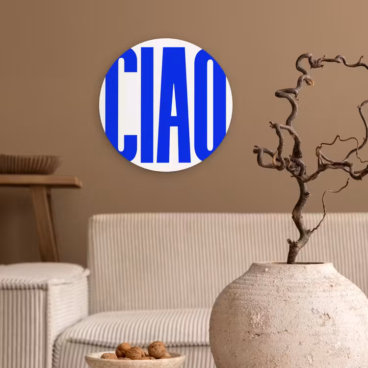 Ciao - Hoofdletters - Blauw - Minimalistisch Wandcirkel plexiglas klein -sfeer1