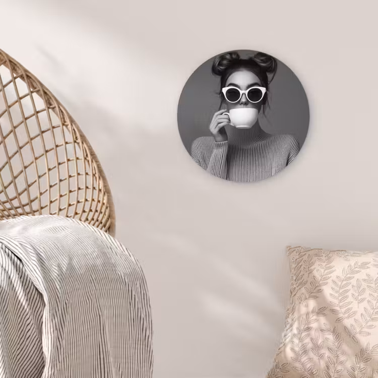 Vrouw - Koffie - Zwart - Wit Wandcirkel plexiglas klein -sfeer5