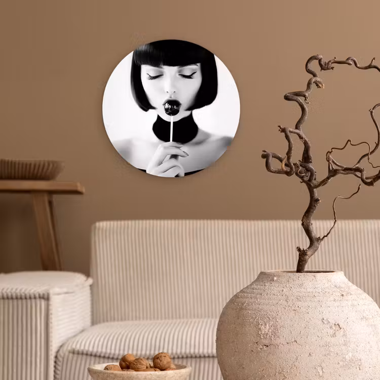 Vrouw - Lolly - Zwart - Wit Wandcirkel plexiglas klein -sfeer1