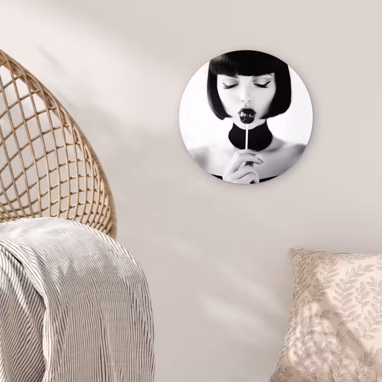 Vrouw - Lolly - Zwart - Wit Wandcirkel plexiglas klein -sfeer5