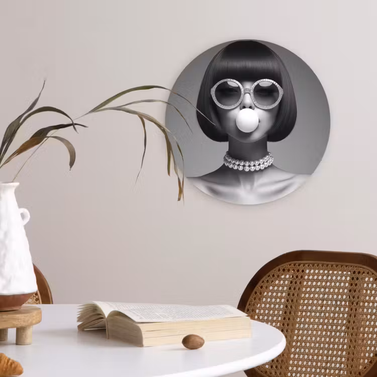 Vrouw - Zwart Wit - Ketting - Zonnebril Wandcirkel plexiglas klein -sfeer4