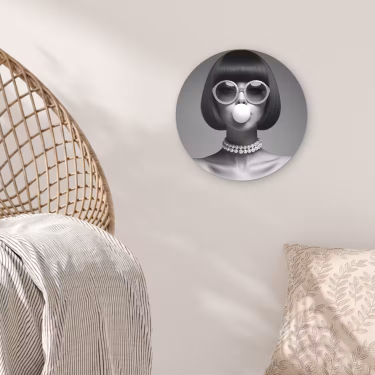 Vrouw - Zwart Wit - Ketting - Zonnebril Wandcirkel plexiglas klein -sfeer5