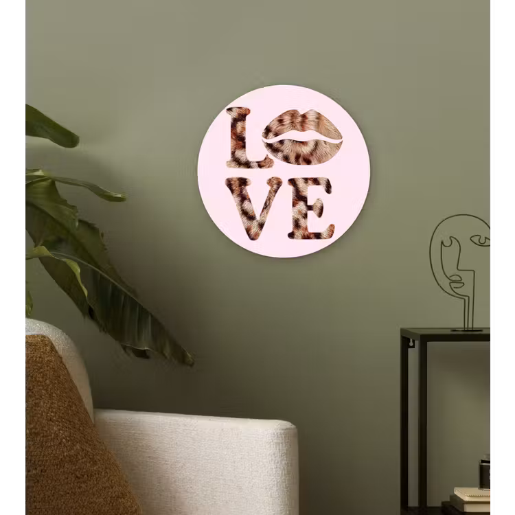 Tekst - Love - Pantervacht - Lichtroze Wandcirkel plexiglas klein -sfeer3