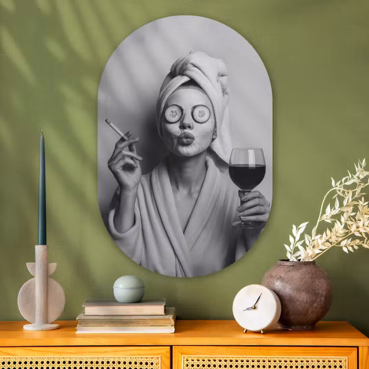 Vrouw - Masker - Wijn - Sigaret Wandcirkel Ovaal Glas middel -sfeer2