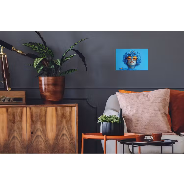 Vrouw - Bloem - Blauw - Modern - Bril - Portret Muursticker klein -kamerbank
