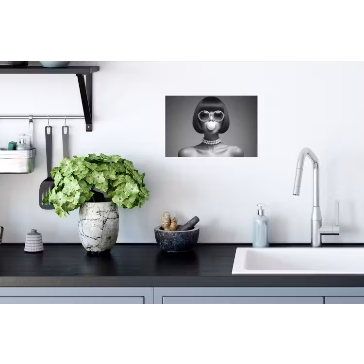 Vrouw - Zwart Wit - Ketting - Zonnebril Muursticker klein -keuken