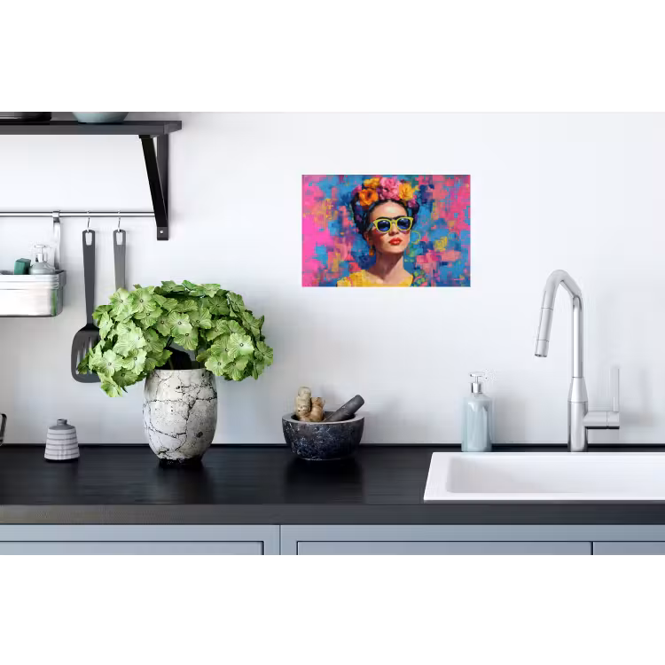 Vrolijk portret - Vrouw - Bloemenkroon Muursticker klein -keuken