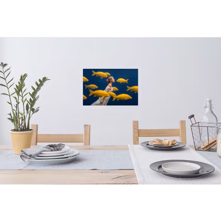 Vrouw - Vis - Water - Natuur - Geel Muursticker klein -eettafel