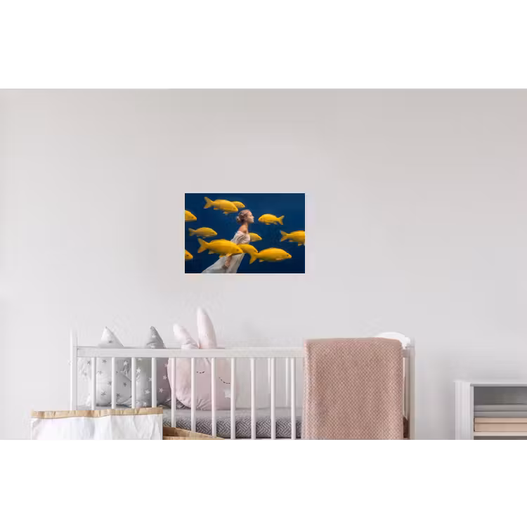 Vrouw - Vis - Water - Natuur - Geel Muursticker klein -kinderkamer