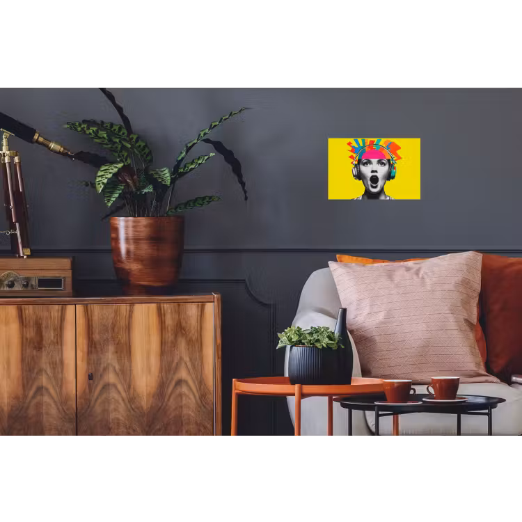 Vrouw - Koptelefoon - Geel Muursticker klein -kamerbank