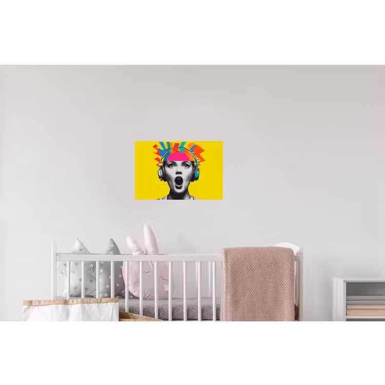 Vrouw - Koptelefoon - Geel Muursticker klein -kinderkamer