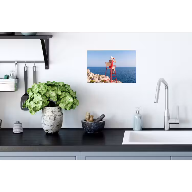 Vrouw - Zee - Kust - Verrekijker - Rood Muursticker klein -keuken