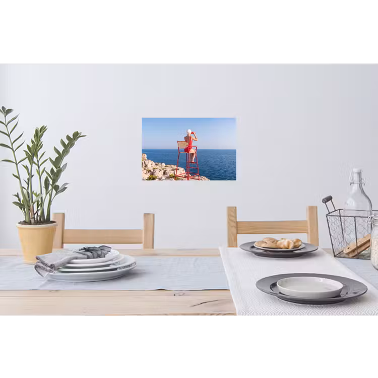 Vrouw - Zee - Kust - Verrekijker - Rood Muursticker klein -eettafel