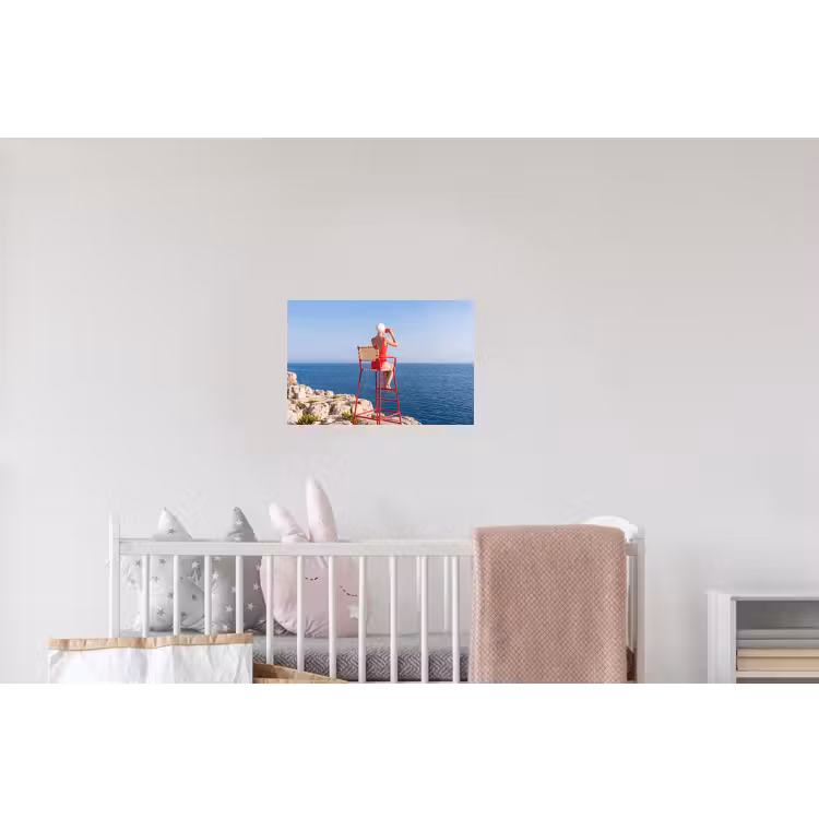 Vrouw - Zee - Kust - Verrekijker - Rood Muursticker klein -kinderkamer