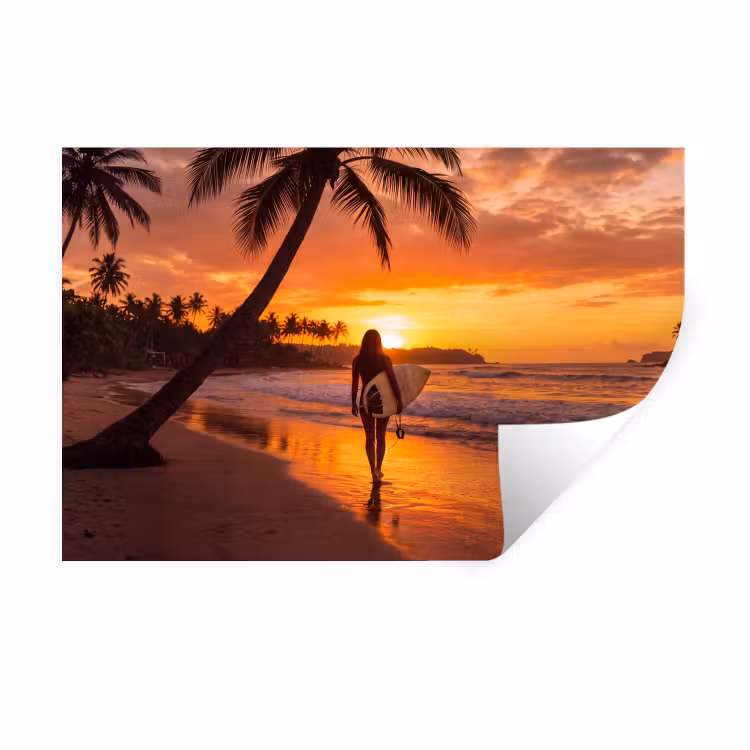 Vrouw - Surfplank - Strand - Zonsondergang - Oranje Muursticker klein -3d