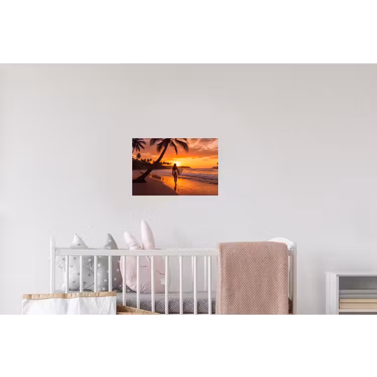 Vrouw - Surfplank - Strand - Zonsondergang - Oranje Muursticker klein -kinderkamer