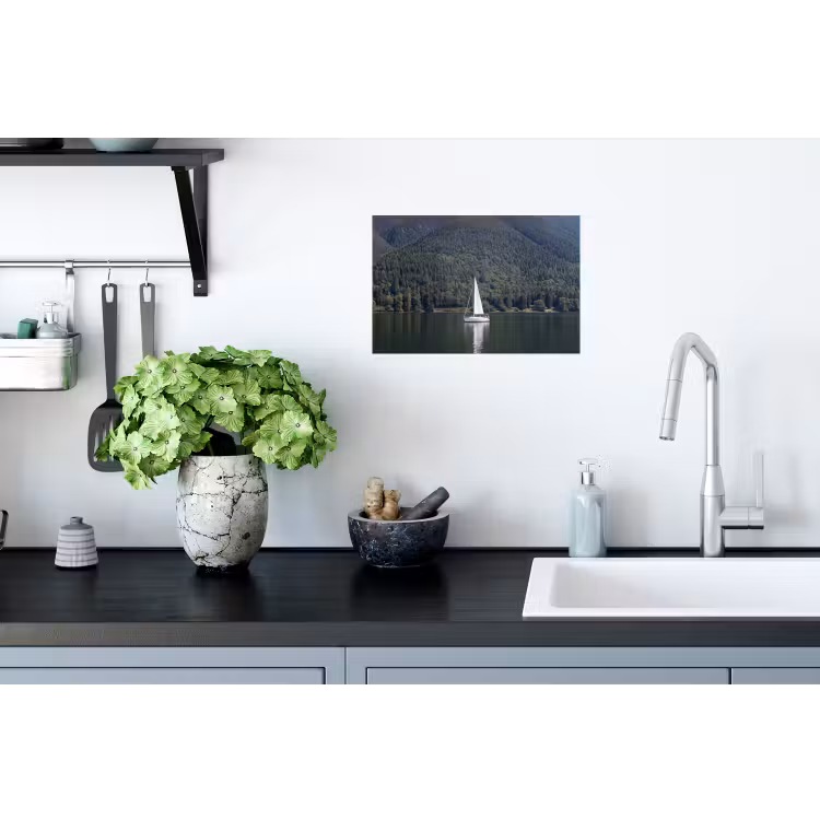 Zeilboot - Water - Bergen - Natuur - Groen Muursticker klein -keuken