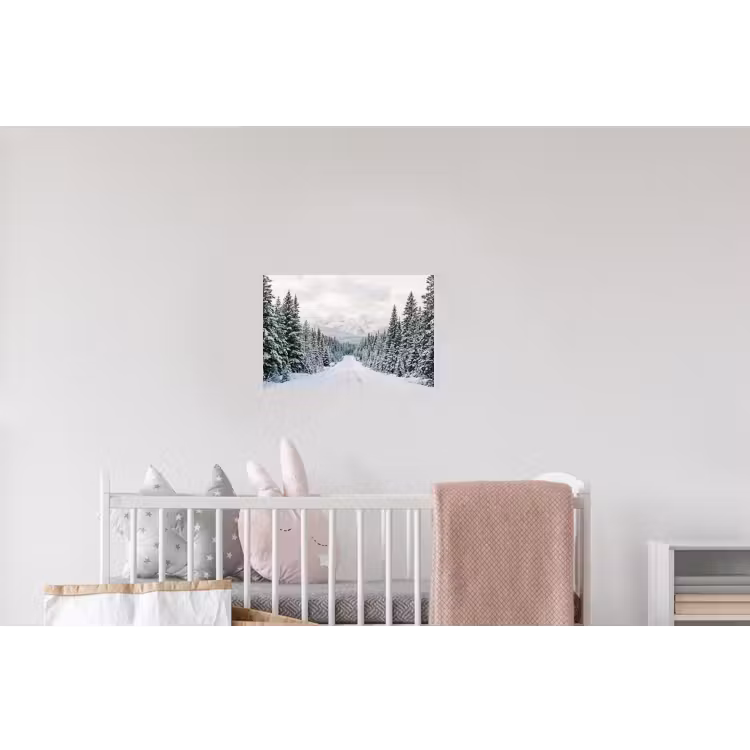 Weg - Sneeuw - Naaldbos - Winter - Avontuurlijk Muursticker klein -kinderkamer