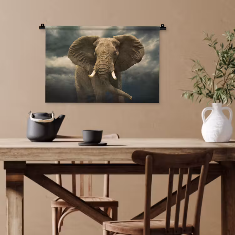 Afrikaanse olifant tegen de donkere wolken Wandkleed katoen klein -sfeer6
