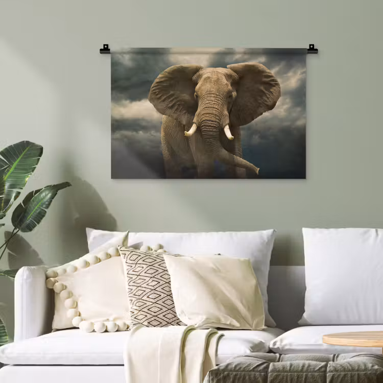 Afrikaanse olifant tegen de donkere wolken Wandkleed katoen klein -sfeer7