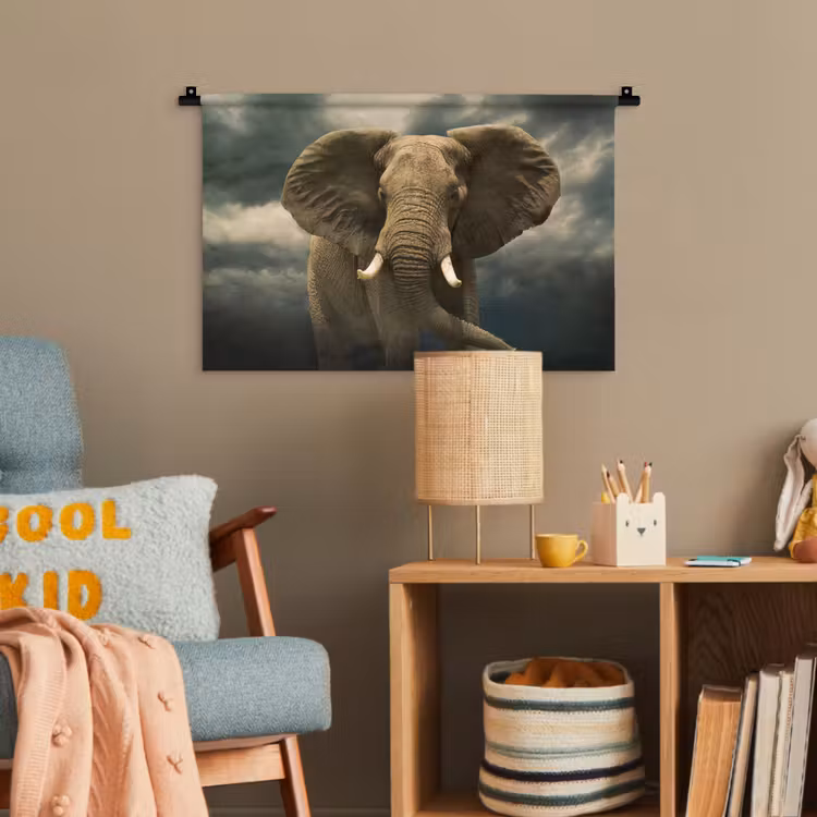 Afrikaanse olifant tegen de donkere wolken Wandkleed katoen klein -wsfeer4_kind