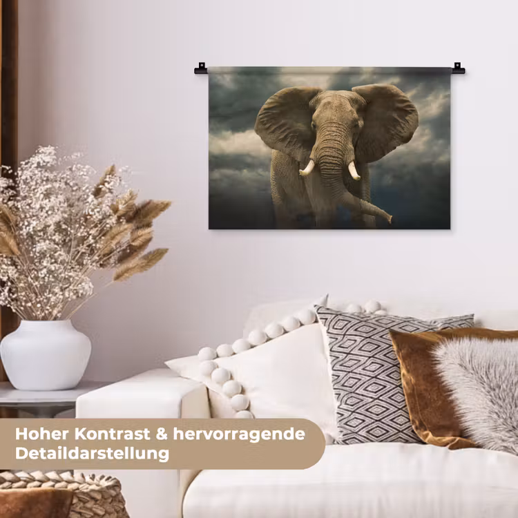 Afrikaanse olifant tegen de donkere wolken Wandkleed katoen klein -tsfeer1_DE