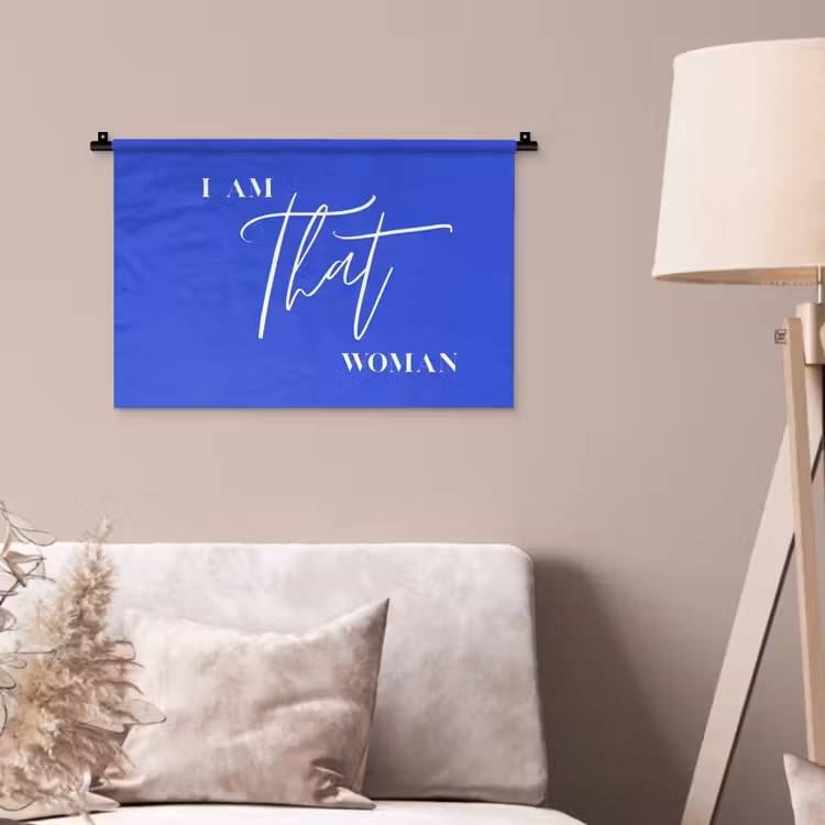 Blauw - I am that woman - Sierlijk - Minimalistisch Wandkleed katoen klein -sfeer4