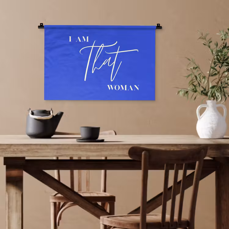 Blauw - I am that woman - Sierlijk - Minimalistisch Wandkleed katoen klein -sfeer6