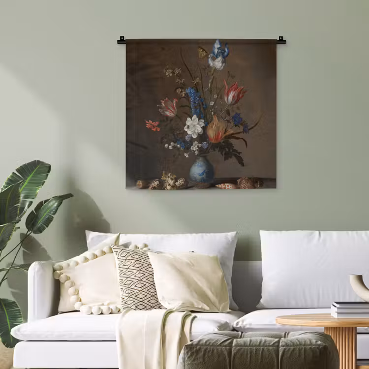 Bloemen in een Wan-Li vaas en schelpen - Schilderij van Balthasar van der Ast Wandkleed katoen klein -sfeer7