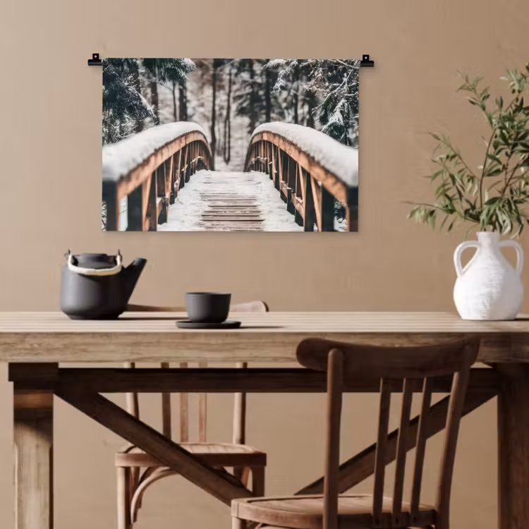 Brug - Winterlandschap - Bos - Natuur - Sneeuw Wandkleed katoen klein -sfeer6
