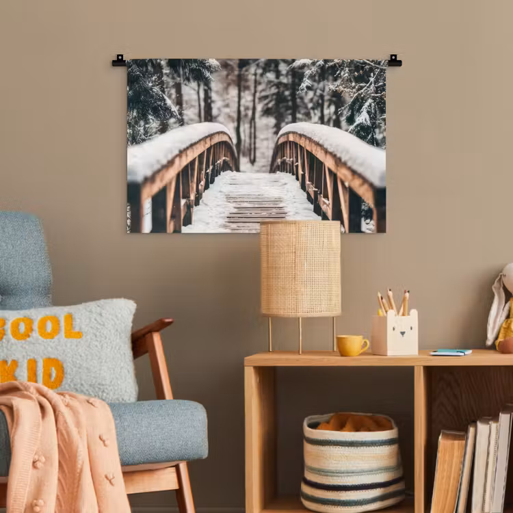 Brug - Winterlandschap - Bos - Natuur - Sneeuw Wandkleed katoen klein -wsfeer4_kind