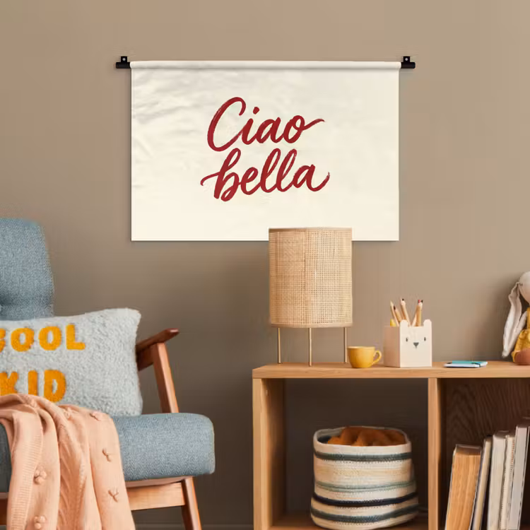 Ciao bella - Rood - Wit - Minimalistisch Wandkleed katoen klein -wsfeer4_kind