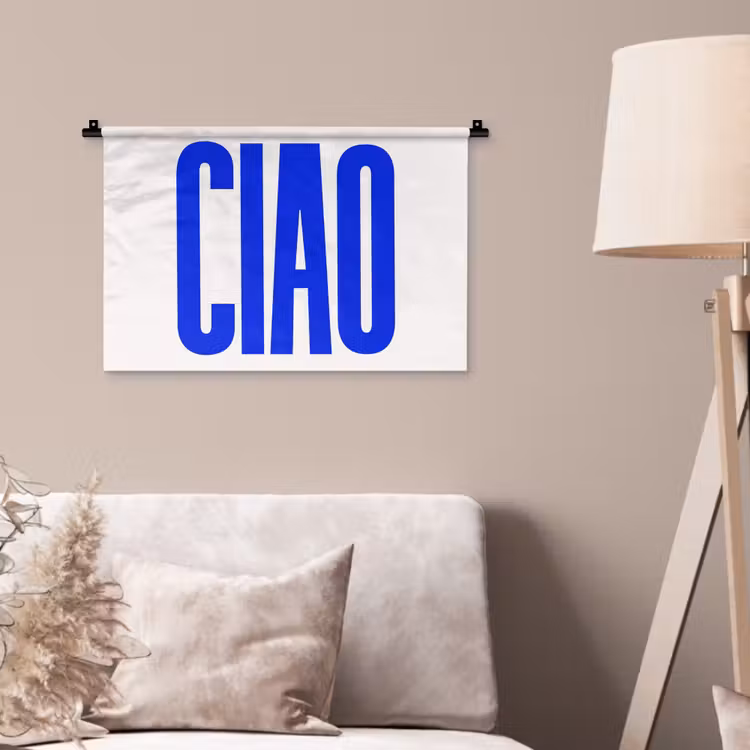 Ciao - Hoofdletters - Blauw - Minimalistisch Wandkleed katoen klein -sfeer4