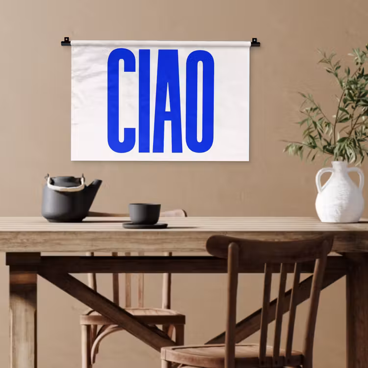 Ciao - Hoofdletters - Blauw - Minimalistisch Wandkleed katoen klein -sfeer6