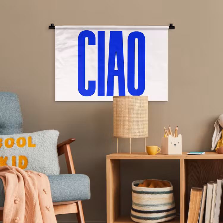 Ciao - Hoofdletters - Blauw - Minimalistisch Wandkleed katoen klein -wsfeer4_kind
