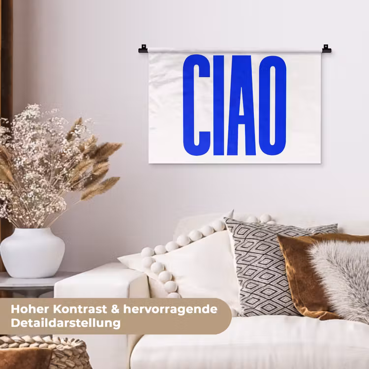 Ciao - Hoofdletters - Blauw - Minimalistisch Wandkleed katoen klein -tsfeer1_DE